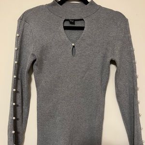 Questions Gray Ribbed Crew Neck Sweater Cut Out Sleeves & Pearl Accent Sz Medium
